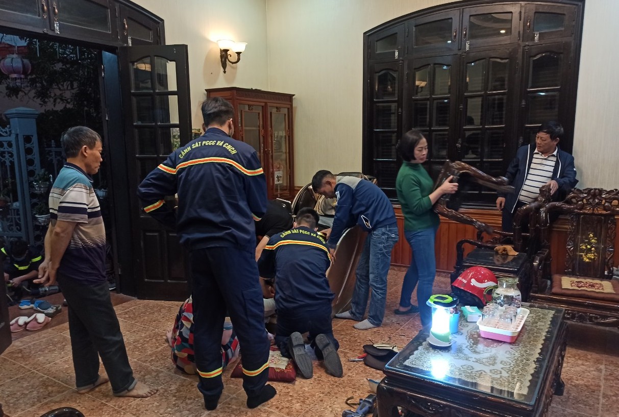 Giải cứu cháu bé mắc kẹt trong ghế massage 